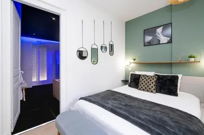 Un ou plusieurs lits dans un hébergement de l'établissement Art Déco Champagne & Spa