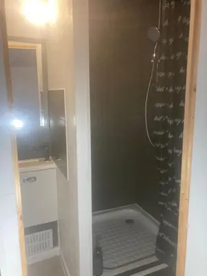 Salle de bains dans l'établissement Chambre triple spacieuse pour 3 Adultes avec terrasse privée - Proche Disneyland Paris