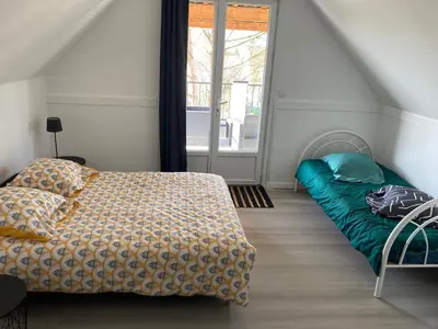 Un ou plusieurs lits dans un hébergement de l'établissement Chambre triple spacieuse pour 3 Adultes avec terrasse privée - Proche Disneyland Paris