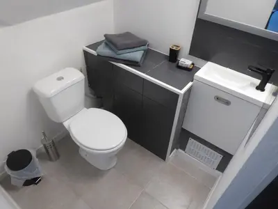 Salle de bains dans l'établissement Chambre triple spacieuse pour 3 Adultes avec terrasse privée - Proche Disneyland Paris