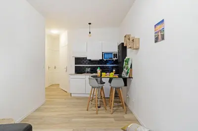 Cuisine ou kitchenette dans l'établissement Le cosy fertois-self checkin-centre-ville