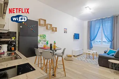Cuisine ou kitchenette dans l'établissement Le cosy fertois-self checkin-centre-ville