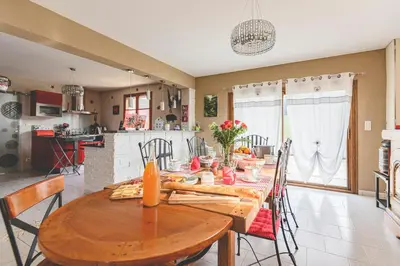Cuisine ou kitchenette dans l'établissement Chambres d'Hôtes les Colombes