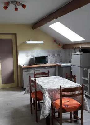 Cuisine ou kitchenette dans l'établissement Gîte Les Chevaliers fous