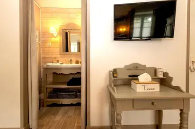 Télévision ou salle de divertissement dans l'établissement Le Presbytère de Sévigny