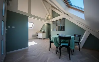 Coin salon dans l'établissement Gîte Mise au Vert