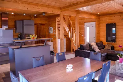 Coin salon dans l'établissement Insolite maison bois, wifi, streaming au coeur de l'Argonne et des batailles de Verdun