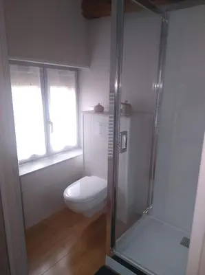 Salle de bains dans l'établissement Aux trois petites notes