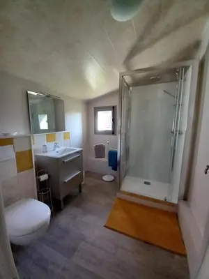 Salle de bains dans l'établissement Aux trois petites notes