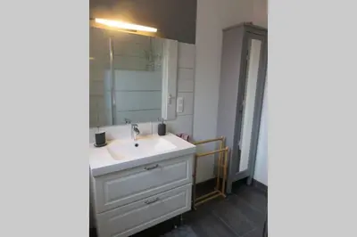 Salle de bains dans l'établissement Le gîte du Coche avec vue sur la Marne