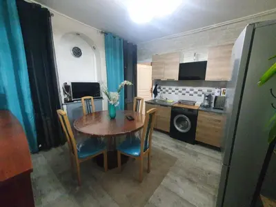 Cuisine ou kitchenette dans l'établissement Bel petit appartement