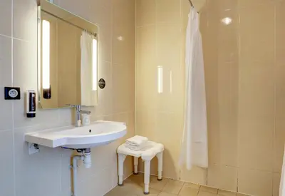 Salle de bains dans l'établissement B&B HOTEL Reims Bezannes