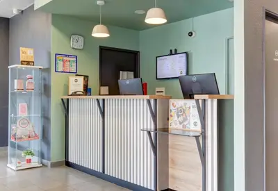 Télévision ou salle de divertissement dans l'établissement B&B HOTEL Reims Bezannes