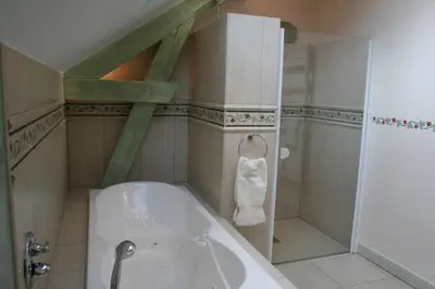 Salle de bains dans l'établissement La Closerie des Sacres