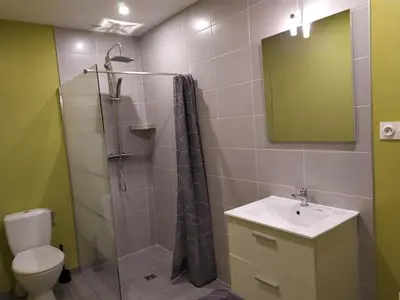 Salle de bains dans l'établissement Studio Les chambres de la source - Milouin