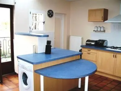Cuisine ou kitchenette dans l'établissement Spacious Quentoinise Town House