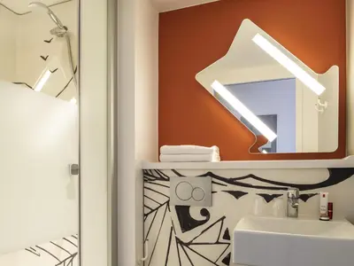 Salle de bains dans l'établissement ibis budget Reims Thillois