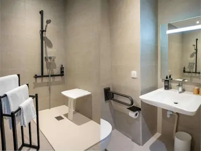 Salle de bains dans l'établissement ibis budget Compiègne Centre-Ville