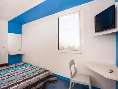 Télévision ou salle de divertissement dans l'établissement ENZO HOTELS 1er PRIX CHARLEVILLE