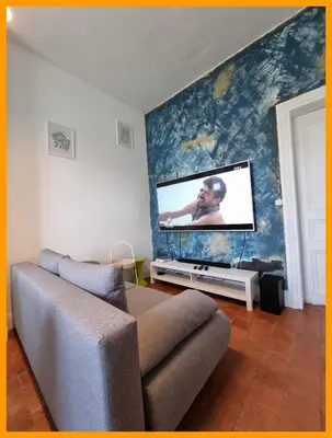 Télévision ou salle de divertissement dans l'établissement Gîtes Familistère Landrecies - Guise