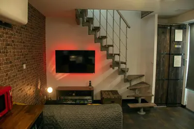 Télévision ou salle de divertissement dans l'établissement Meublé de tourisme 3 étoiles Loft industriel à Fismes