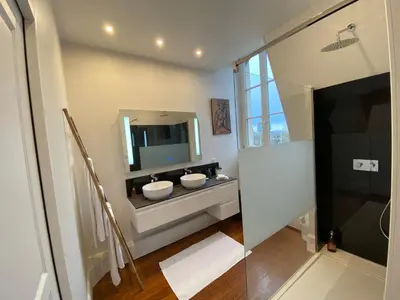 Salle de bains dans l'établissement La Villa by Michel Gonet