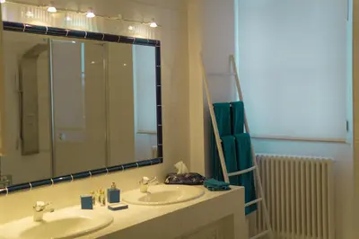 Salle de bains dans l'établissement La Villa by Michel Gonet