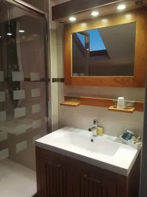 Salle de bains dans l'établissement Gîte 