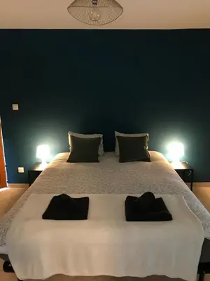Un ou plusieurs lits dans un hébergement de l'établissement PAUSE NATURE SORBAIS gîte 2 personnes avec grand SPA privatif, STREAMING et arrivée autonome