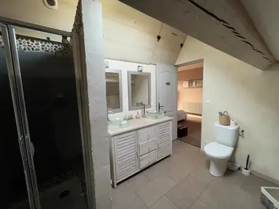 Salle de bains dans l'établissement Gîtes Chez Charles