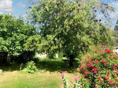 Jardin de l'établissement Maison charmante proche de Montlognon avec jardin clôturé.