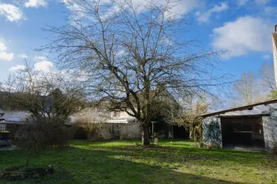 Jardin de l'établissement Maison charmante proche de Montlognon avec jardin clôturé.