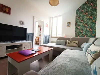 Télévision ou salle de divertissement dans l'établissement Magnifique duplex 3 chambres proche centre-ville et gare Chemin du Barrage