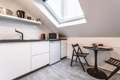 Cuisine ou kitchenette dans l'établissement Le Coquet Logement Climatisé face à la Cathédrale - 3G