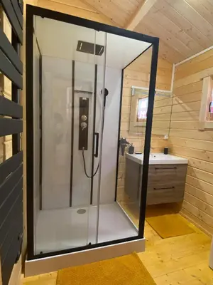 Salle de bains dans l'établissement Les Chalets Du Marais