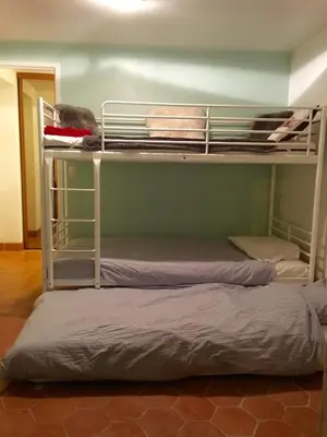 Un ou plusieurs lits dans un hébergement de l'établissement Charmante ancienne maison garde-barrière Oise 25min Roissy