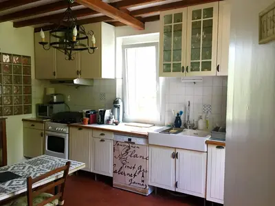 Cuisine ou kitchenette dans l'établissement Charmante ancienne maison garde-barrière Oise 25min Roissy