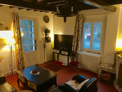 Télévision ou salle de divertissement dans l'établissement Charmante ancienne maison garde-barrière Oise 25min Roissy