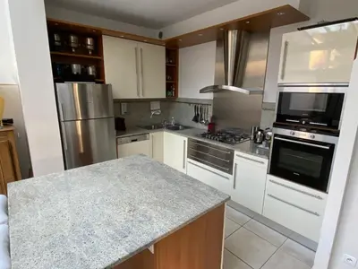 Cuisine ou kitchenette dans l'établissement Aux Deux D
