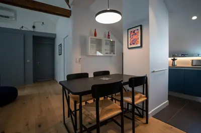 Cuisine ou kitchenette dans l'établissement KRAFFT, centre ville, climatisé, baignoire double - La Clé des Sacres