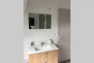 Salle de bains dans l'établissement F2 bis proche de toutes commodités