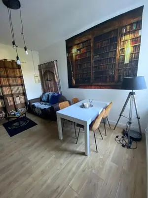 Bibliothèque dans l'appartement