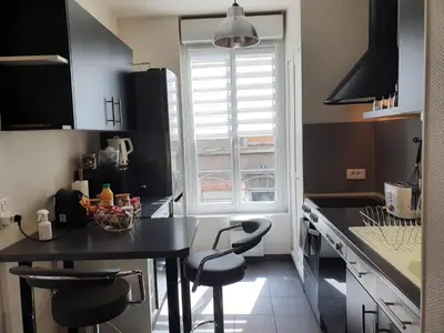Cuisine ou kitchenette dans l'établissement GRAND T3 70m2 ,COSY TOUT CONFORT ,2 CHAMBRES, 6 PERSONNES ,PARKING PRIVÉ SÉCURISÉ