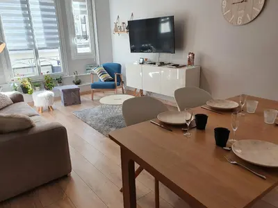 Télévision ou salle de divertissement dans l'établissement GRAND T3 70m2 ,COSY TOUT CONFORT ,2 CHAMBRES, 6 PERSONNES ,PARKING PRIVÉ SÉCURISÉ