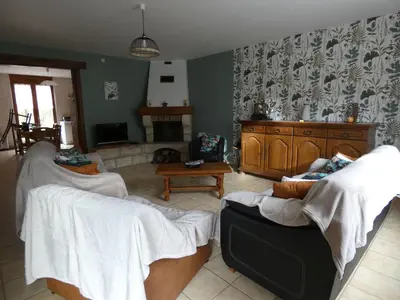 Coin salon dans l'établissement Charmant gîte historique près de Verdun, 3 chambres, cheminée, terrasse, parking, animaux acceptés - FR-1-585-15