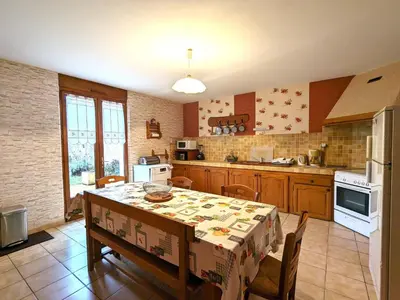 Cuisine ou kitchenette dans l'établissement Charmant gîte historique près de Verdun, 3 chambres, cheminée, terrasse, parking, animaux acceptés - FR-1-585-15
