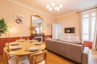 Télévision ou salle de divertissement dans l'établissement L'haussmannien - Spacieux 4 chambres - Centre - Gare