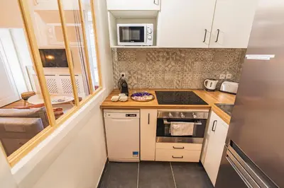 Cuisine ou kitchenette dans l'établissement L'haussmannien - Spacieux 4 chambres - Centre - Gare