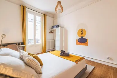 Un ou plusieurs lits dans un hébergement de l'établissement L'haussmannien - Spacieux 4 chambres - Centre - Gare