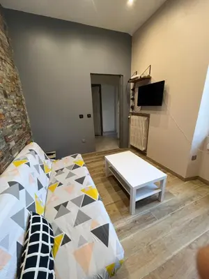 Télévision ou salle de divertissement dans l'établissement L’ÉMERAUDE 3